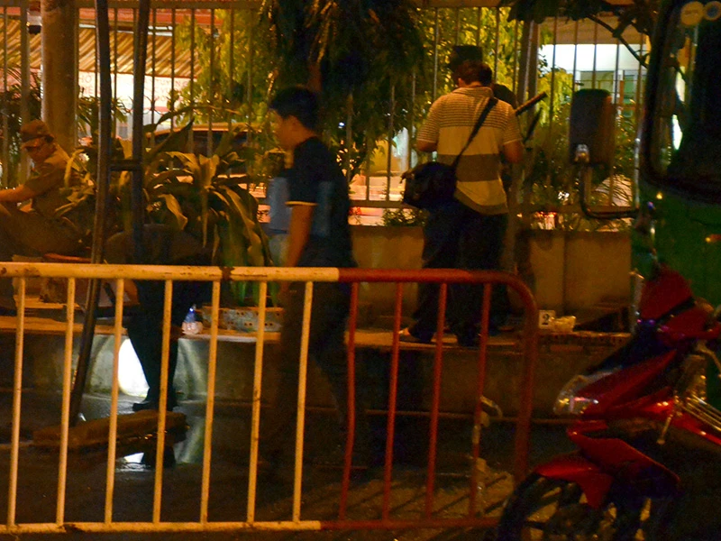 Lực lượng chức năng khám nghiệm hiện trường, điều tra vụ việc. 